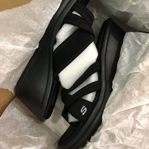 Brand new! Sketchers Cali W/ Memory foam🤩